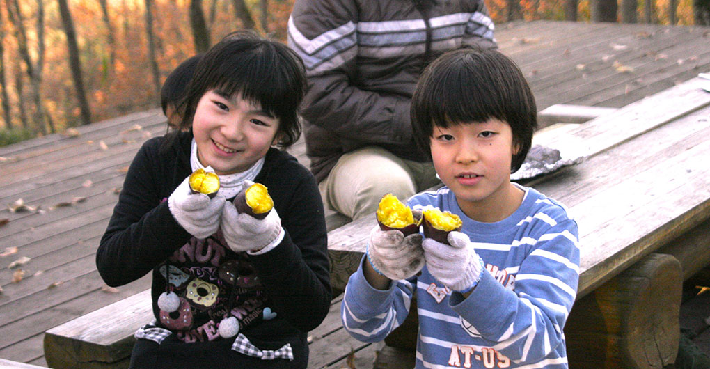 Parent-child mountain experience play