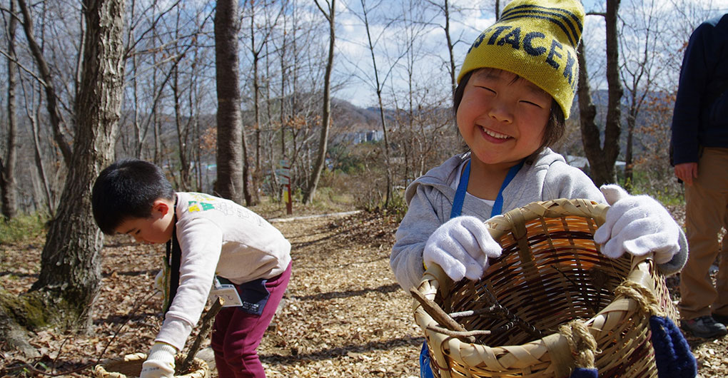 Parent-child mountain experience play