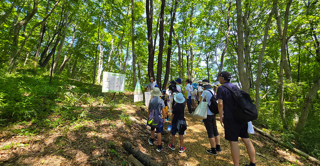 Parent-child mountain experience play