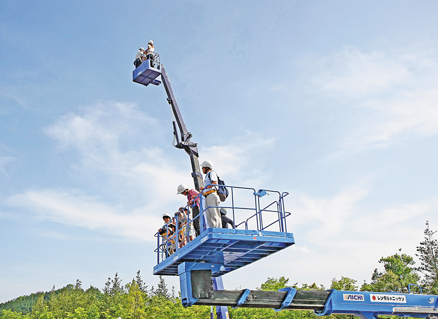 Experience Riding on a High-Altitude Work Vehicle