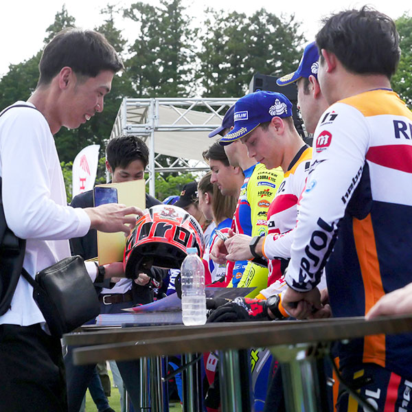 Rider Selfie & Autograph Session
