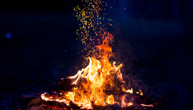 キャンプの楽しみ方のひとつ！焚き火のやり方とは？