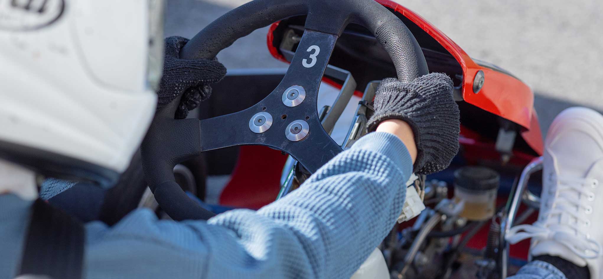 マシンを運転する女の子