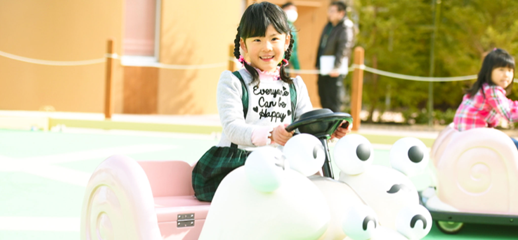 でんでん虫の上に女の子